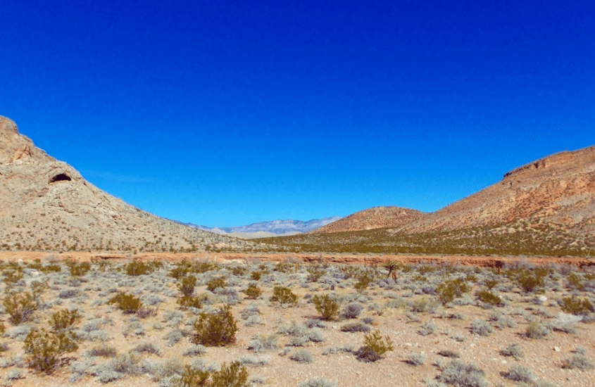 UNA MESA EN EL DESIERTO