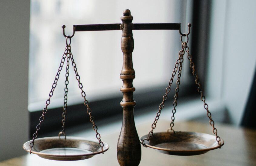 SU JUSTICIA NO ES COMO LA MÍA